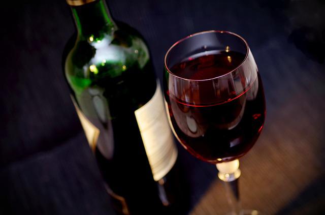 Vino rosso in calice, bottiglia di vino